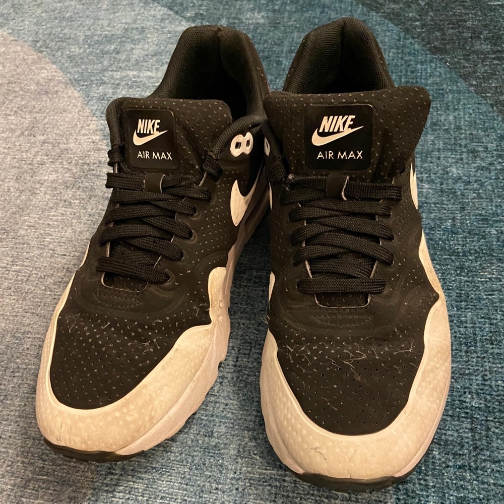 NIKE AIR MAX ~ Black & White